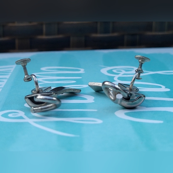 Vintage Goldtone screw on earrings - Picture 6 of 6